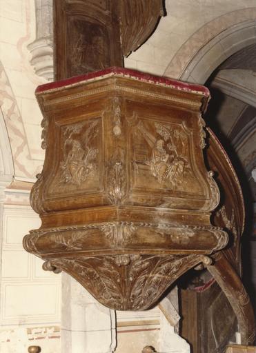 Chaire à prêcher : détail de la tribune sculptée en bas-relief des figures de saint Marc et saint Luc, ainsi que de feuilles d'acanthe, bois sculpté ; avant restauration - © Ministère de la Culture (France), Médiathèque du patrimoine et de la photographie (objets mobiliers), tous droits réservés