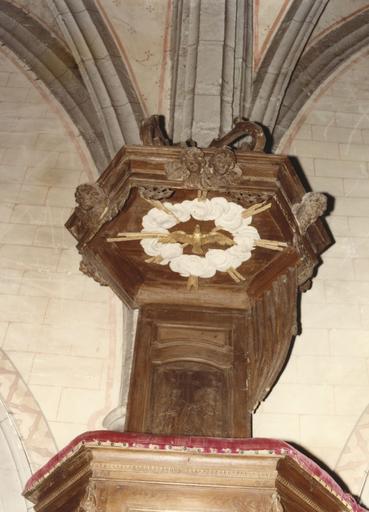 Chaire à prêcher : détail de l'abat-voix et du dorsal aux sculptures en partie mutilées, bois sculpté, peint, doré ; avant restauration - © Ministère de la Culture (France), Médiathèque du patrimoine et de la photographie (objets mobiliers), tous droits réservés