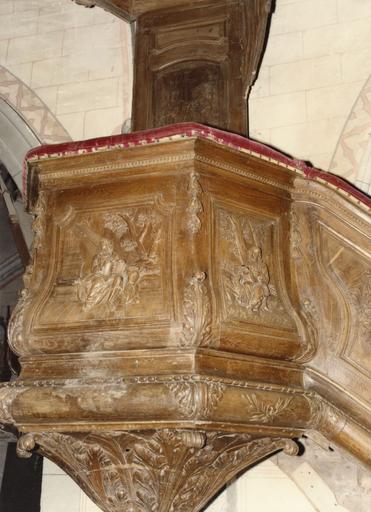 Chaire à prêcher : détail de la tribune sculptée en bas-relief des figures de saint Jean et saint Luc, ainsi que de feuilles d'acanthe, bois sculpté ; avant restauration - © Ministère de la Culture (France), Médiathèque du patrimoine et de la photographie (objets mobiliers), tous droits réservés