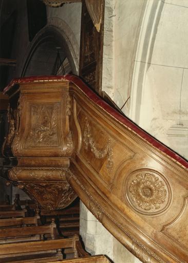 Chaire à prêcher : détail de la rampe d'escalier, sculptée d'une rosace centrale et de deux guirlandes de fleurs, bois sculpté ; avant restauration