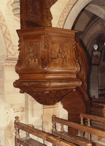 Chaire à prêcher : détail de la tribune sculptée en bas-relief des figures de saint Marc et saint Luc, ainsi que de feuilles d'acanthe, bois sculpté ; après restauration - © Ministère de la Culture (France), Médiathèque du patrimoine et de la photographie (objets mobiliers), tous droits réservés