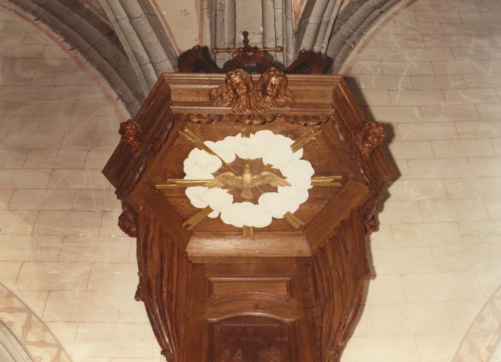 Chaire à prêcher : détail de l'abat-voix sculpté de la colombe du Saint-Esprit, de chérubins et de guirlandes de laurier, bois sculpté, peint, doré ; après restauration