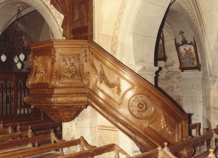 Chaire à prêcher : détail de la tribune et de la rampe d'escalier, sculptés de saint Marc, saint Jean et de motifs végétaux, bois sculpté ; après restauration