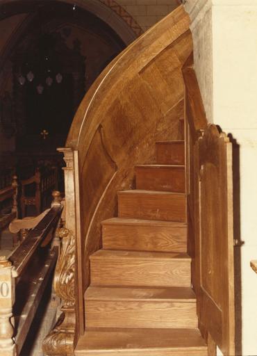 Chaire à prêcher : détail de l'escalier, bois taillé ; après restauration