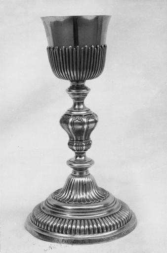 Calice à décor de godrons, filets et motifs géométriques, argent - © Ministère de la Culture (France), Médiathèque du patrimoine et de la photographie (objets mobiliers), tous droits réservés