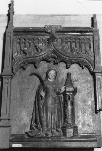 Châsse de saint Valère et de saint Grégoire : détail d'un panneau sculpté en bas-relief de la figure de sainte Barbe, bois sculpté, peint - © Ministère de la Culture (France), Médiathèque du patrimoine et de la photographie (objets mobiliers), tous droits réservés