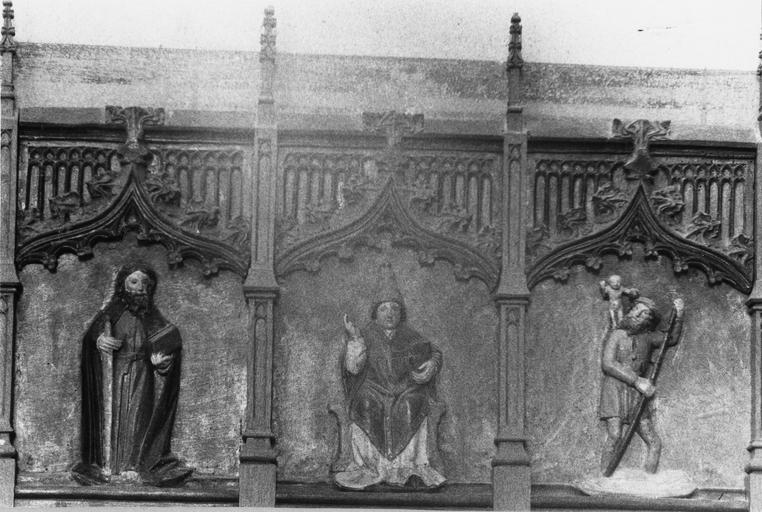 Châsse de saint Valère et de saint Grégoire : détail d'un panneau sculpté en bas-relief des figures de saint Paul, saint Grégoire (?), et saint Christophe, bois sculpté, peint