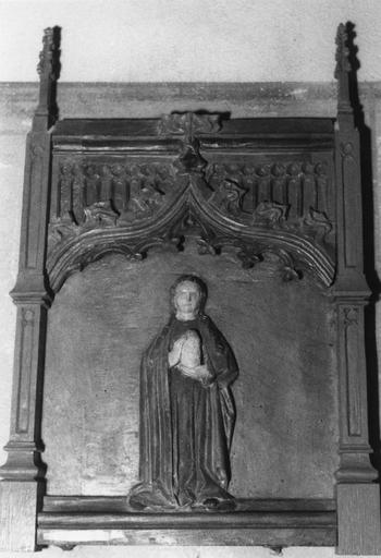 Châsse de saint Valère et de saint Grégoire : détail d'un panneau sculpté en bas-relief de la figure de sainte Marie-Madeleine (?), bois sculpté, peint