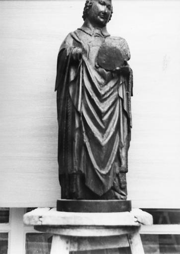 Statue : Un Evêque céphalophore (saint Denis ?)