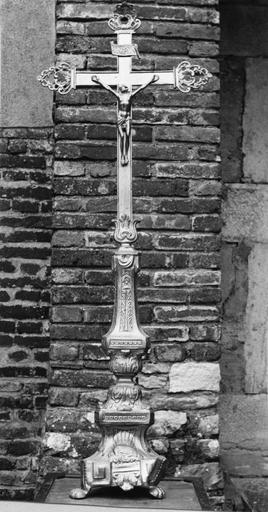 Croix d'autel aux branches terminées par des cartouches végétaux, décor de feuilles d'acanthe et de la figure de l'Agneau immolé, cuivre