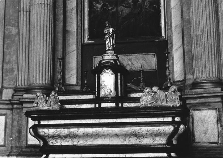 Autel galbé surmonté d'un tabernacle à porte sculptée en relief d'une scène, et de deux groupes de personnages sculptés provenant d'une Déploration - © Ministère de la Culture (France), Médiathèque du patrimoine et de la photographie (objets mobiliers), tous droits réservés