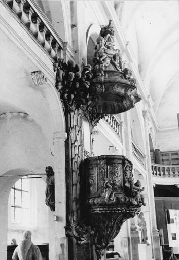 Chaire à prêcher monumentale agrémentée d'un décor sculpté en relief et très haut relief, dont l'abat-voix est surmonté d'une Vierge brandissant un calice, bois sculpté, peint - © Ministère de la Culture (France), Médiathèque du patrimoine et de la photographie (objets mobiliers), tous droits réservés