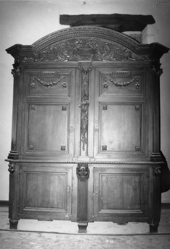 Armoire à deux corps et quatre vantaux, surmontée par un fronton cintré, décor sculpté de mascarons au lion, d'un trophée aux poissons et aux oiseaux, d'une cassolette, de guirlandes de fleurs, bois sculpté - © Ministère de la Culture (France), Médiathèque du patrimoine et de la photographie (objets mobiliers), tous droits réservés