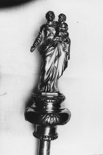 Bâton de chantre surmonté d'une statuette représentant la Vierge à l'Enfant, argent - © Ministère de la Culture (France), Médiathèque du patrimoine et de la photographie (objets mobiliers), tous droits réservés