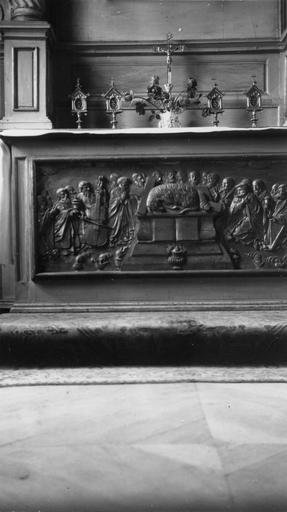 Antependium : Le sacrifice de l'Agneau, bois sculpté en bas-relief, doré ; avant restauration