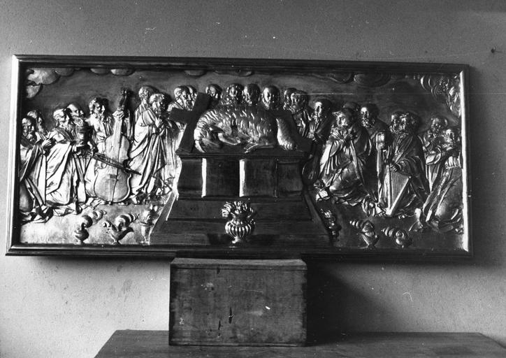 Antependium : Le sacrifice de l'Agneau, bois sculpté en bas-relief, doré ; après restauration