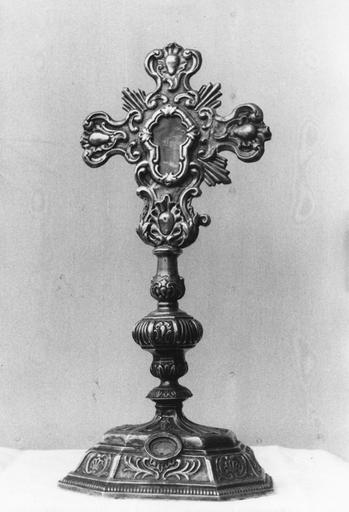 Croix-reliquaire aux branches terminées par des cartouches, pied orné de coquilles et de palmes, argent