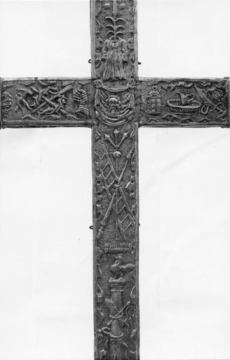 Croix-reliquaire : détail du décor en relief représentant divers symboles de la Passion, cuivre argenté (revers) - © Ministère de la Culture (France), Médiathèque du patrimoine et de la photographie (objets mobiliers), tous droits réservés