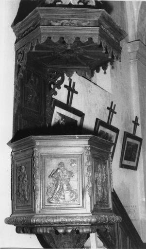 Chaire à prêcher composée de panneaux sculptés en bas-relief des figures des évangélistes, et de divers motifs végétaux, bois sculpté - © Ministère de la Culture (France), Médiathèque du patrimoine et de la photographie (objets mobiliers), tous droits réservés