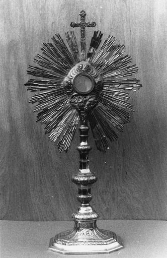 Ostensoir orné de l'Agneau, d'une gerbe d'épis de blé mêlée de grappes de raisin, de frises de feuilles, de chérubins, argent doré - © Ministère de la Culture (France), Médiathèque du patrimoine et de la photographie (objets mobiliers), tous droits réservés