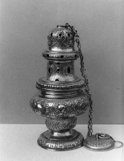 Encensoir à décor de cartouches et motifs géométriques, argent - © Ministère de la Culture (France), Médiathèque du patrimoine et de la photographie (objets mobiliers), tous droits réservés