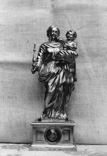 Statuette-reliquaire : Vierge à l'Enfant, argent - © Ministère de la Culture (France), Médiathèque du patrimoine et de la photographie (objets mobiliers), tous droits réservés