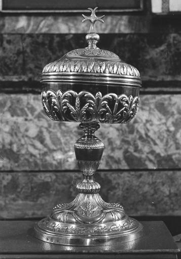 Ciboire à coupe ornée d'une frise de branches de roseaux et d'épis de blés encadrés par des médaillons végétaux, pied à décor de réserves aux grappes de raisin et épis de blé, ensemble présentant frises de feuilles, de fleurs et godrons, argent doré