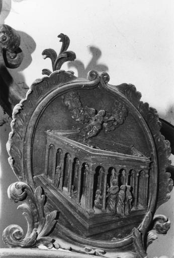 Confessionnal : détail du médaillon placé au sommet du confessionnal, représentant la guérison du paralytique de la piscine probatique, bois taillé - © Ministère de la Culture (France), Médiathèque du patrimoine et de la photographie (objets mobiliers), tous droits réservés
