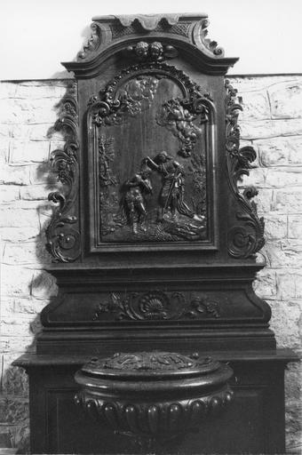 Retable des fonts baptismaux : Le Baptême du Christ, panneau sculpté en bas-relief, encadré de motifs végétaux - © Ministère de la Culture (France), Médiathèque du patrimoine et de la photographie (objets mobiliers), tous droits réservés