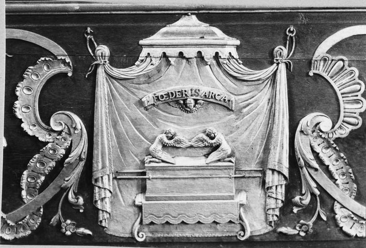 Antependium : détail du motif central représentant l'Arche d'Alliance placée sous un dais de tissus, bois sculpté, peint, doré - © Ministère de la Culture (France), Médiathèque du patrimoine et de la photographie (objets mobiliers), tous droits réservés