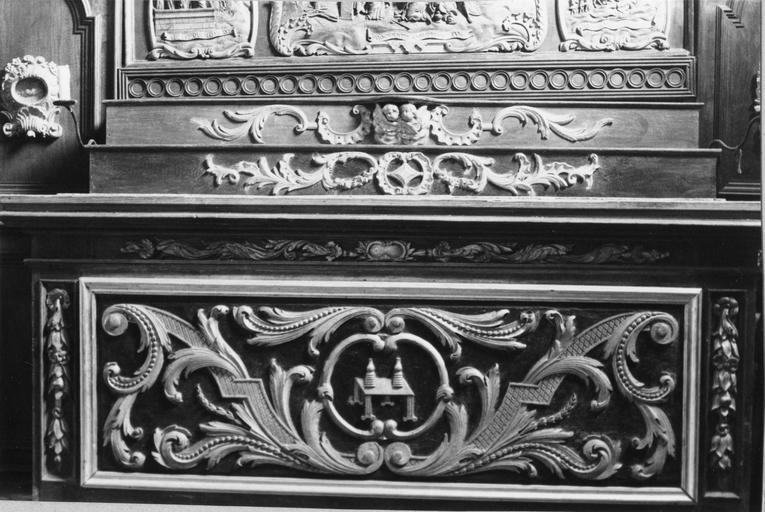 Antependium sculpté d'un cartouche central représentant les pains de proposition sur une table, encadré de volutes et de rinceaux végétaux, bois sculpté, peint, doré - © Ministère de la Culture (France), Médiathèque du patrimoine et de la photographie (objets mobiliers), tous droits réservés