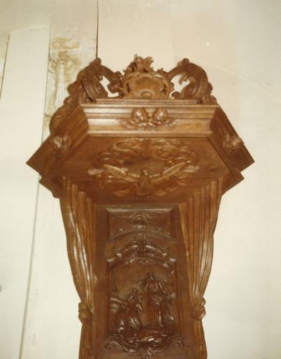 Chaire à prêcher : détail du décor sculpté du dorsal et de l'abat-voix, bois sculpté - © Ministère de la Culture (France), Médiathèque du patrimoine et de la photographie (objets mobiliers), tous droits réservés