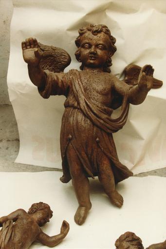 Chaire à prêcher : fragment du décor représentant un angelot, bois sculpté ; pendant restauration - © Ministère de la Culture (France), Médiathèque du patrimoine et de la photographie (objets mobiliers), tous droits réservés