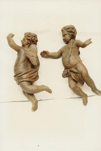 Chaire à prêcher : fragments du décor représentant deux angelots, bois sculpté ; pendant restauration - © Ministère de la Culture (France), Médiathèque du patrimoine et de la photographie (objets mobiliers), tous droits réservés