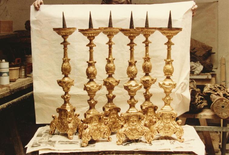 Six chandeliers d'autel ornés de volutes, rinceaux végétaux et chérubins, bois sculpté, doré ; après restauration - © Ministère de la Culture (France), Médiathèque du patrimoine et de la photographie (objets mobiliers), tous droits réservés