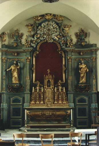 Autel, tabernacle, retable, statues : Saint Pierre, saint Jean, autel galbé orné d'un gros cartouche central, tabernacle architecturé à trois travées et deux niveaux, retable architecturé à trois travées, surmonté d'une Gloire, bois sculpté, peint, doré ; - © Ministère de la Culture (France), Médiathèque du patrimoine et de la photographie (objets mobiliers), tous droits réservés