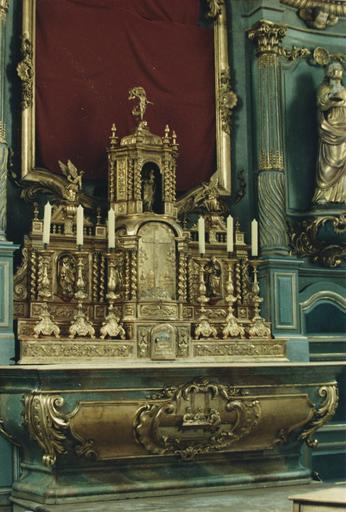 Autel galbé au cartouche central sculpté de la scène du Repas à Emmaüs, tabernacle architecturé à trois travées et deux niveaux, agrémenté de statuettes, bois sculpté, peint, doré ; après restauration - © Ministère de la Culture (France), Médiathèque du patrimoine et de la photographie (objets mobiliers), tous droits réservés