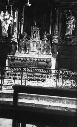 Tabernacle architecturé à trois travées et deux niveaux, agrémenté de statuettes, bois sculpté, peint, doré ; avant restauration - © Ministère de la Culture (France), Médiathèque du patrimoine et de la photographie (objets mobiliers), tous droits réservés