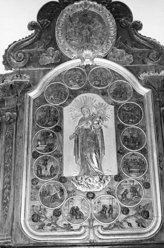 Retable, bas-relief : La Vierge du Rosaire, surmontée d'un médaillon sculpté, dans le fronton, de la Sainte Trinité, bois sculpté, peint, doré ; après restauration - © Ministère de la Culture (France), Médiathèque du patrimoine et de la photographie (objets mobiliers), tous droits réservés