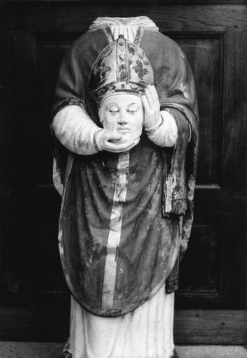 Statue : Saint Denis, pierre sculptée, peinte ; avant restauration