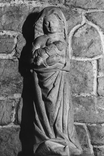 Groupe sculpté : Vierge allaitant l'Enfant, pierre sculptée