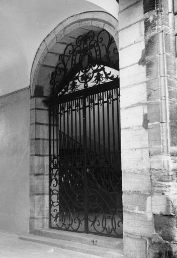 Grille au motifs torsadés, aux arabesques et aux armoiries, fer forgé - © Ministère de la Culture (France), Médiathèque du patrimoine et de la photographie (objets mobiliers), tous droits réservés