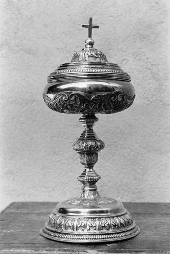 Ciboire à décor de coquilles, branches de roseaux, grappes de raisin et frises de feuilles, argent doré - © Ministère de la Culture (France), Médiathèque du patrimoine et de la photographie (objets mobiliers), tous droits réservés