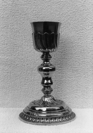 Calice à fausse coupe formée par une coquille stylisée, décor de motifs géométriques, argent doré - © Ministère de la Culture (France), Médiathèque du patrimoine et de la photographie (objets mobiliers), tous droits réservés