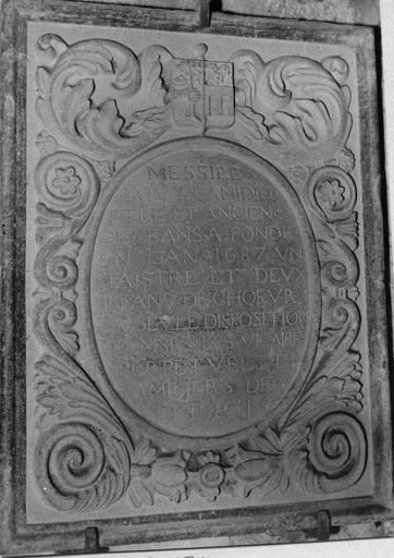 Plaque commémorative sculptée de rinceaux végétaux, d'armoiries et d'un médaillon gravé d'une inscription, datée de 1687, pierre sculptée, gravée - © Ministère de la Culture (France), Médiathèque du patrimoine et de la photographie (objets mobiliers), tous droits réservés