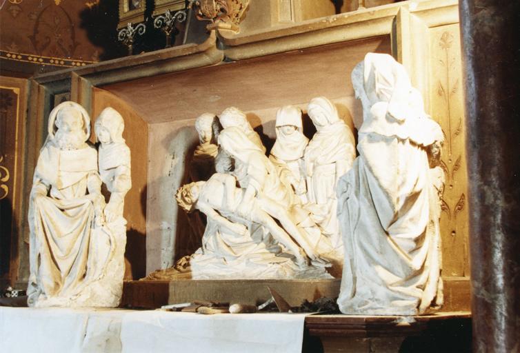 Groupe sculpté : La Mise au tombeau, marbre (?) sculpté ; avant restauration - © Ministère de la Culture (France), Médiathèque du patrimoine et de la photographie (objets mobiliers), tous droits réservés