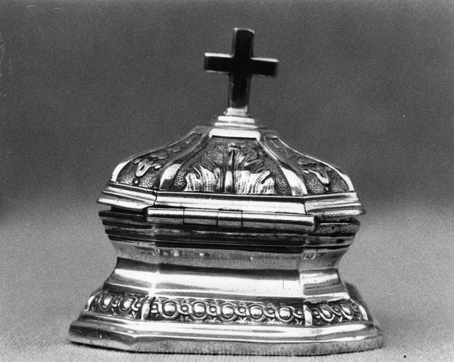 Ampoule à huile sainte : couvercle décoré de feuilles d'acanthe et de trèfles, pied orné d'une frise d'entrelacs, argent - © Ministère de la Culture (France), Médiathèque du patrimoine et de la photographie (objets mobiliers), tous droits réservés