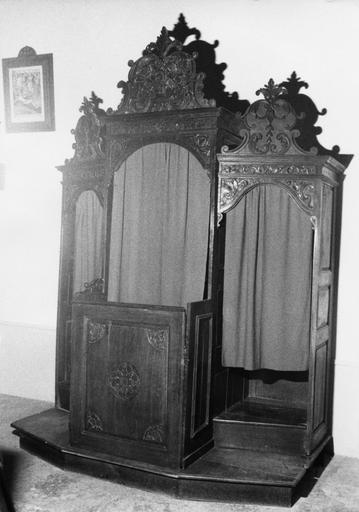 Confessionnal aux trois loges surmontées de frontons, décor sculpté de volutes et motifs végétaux, bois taillé, sculpté - © Ministère de la Culture (France), Médiathèque du patrimoine et de la photographie (objets mobiliers), tous droits réservés