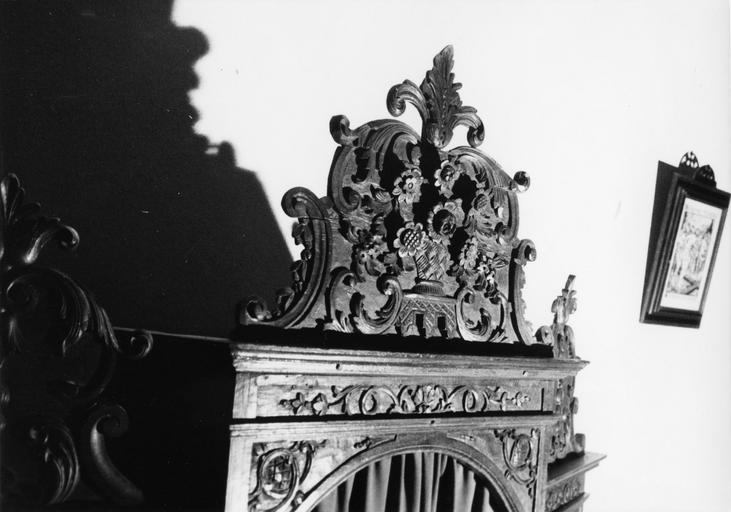 Confessionnal : détail du fronton central, sculpté d'un panier fleuri, bois sculpté - © Ministère de la Culture (France), Médiathèque du patrimoine et de la photographie (objets mobiliers), tous droits réservés