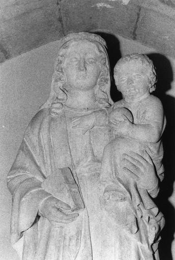 Groupe sculpté : Vierge à l'Enfant, vue en buste, pierre sculptée - © Ministère de la Culture (France), Médiathèque du patrimoine et de la photographie (objets mobiliers), tous droits réservés